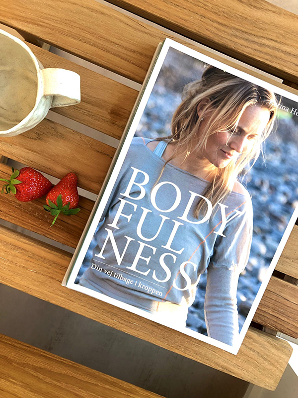 Bodyfulness-bogen på et træbord