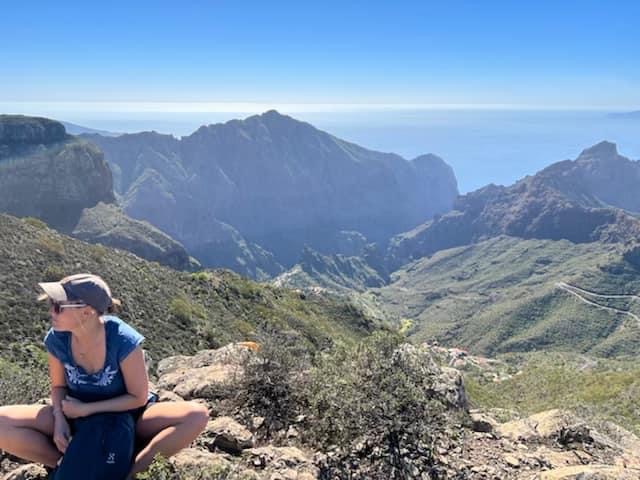 Karina siddende på bjergtop på Tenerife