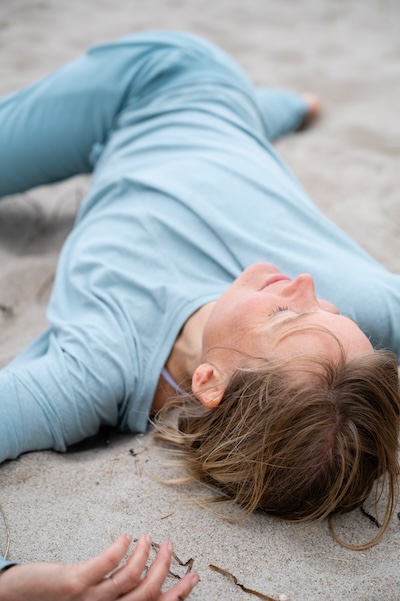 Karina krydsstraek på strand
